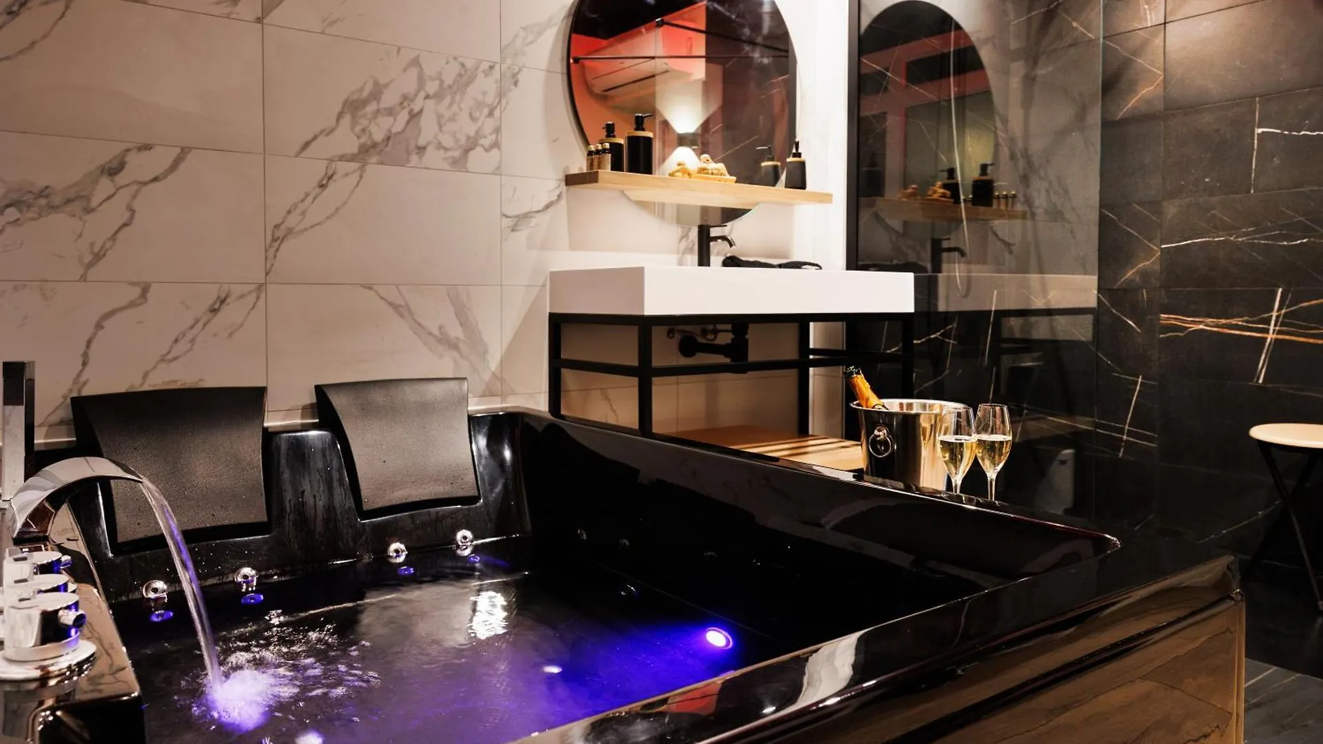Love Room Marseille - Orion Apartman